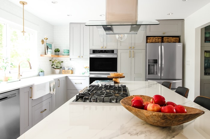 Frigidaire Gallery kitchen wtih gas cooktop in the island